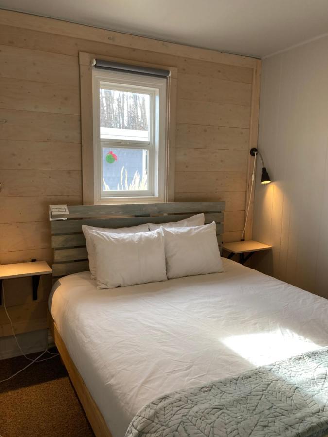 Pinewood Inn Голдън Екстериор снимка