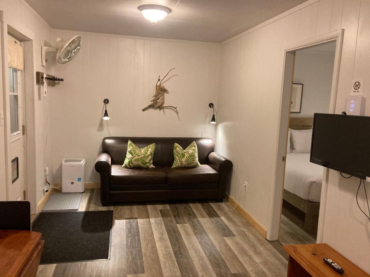 Pinewood Inn Голдън Екстериор снимка