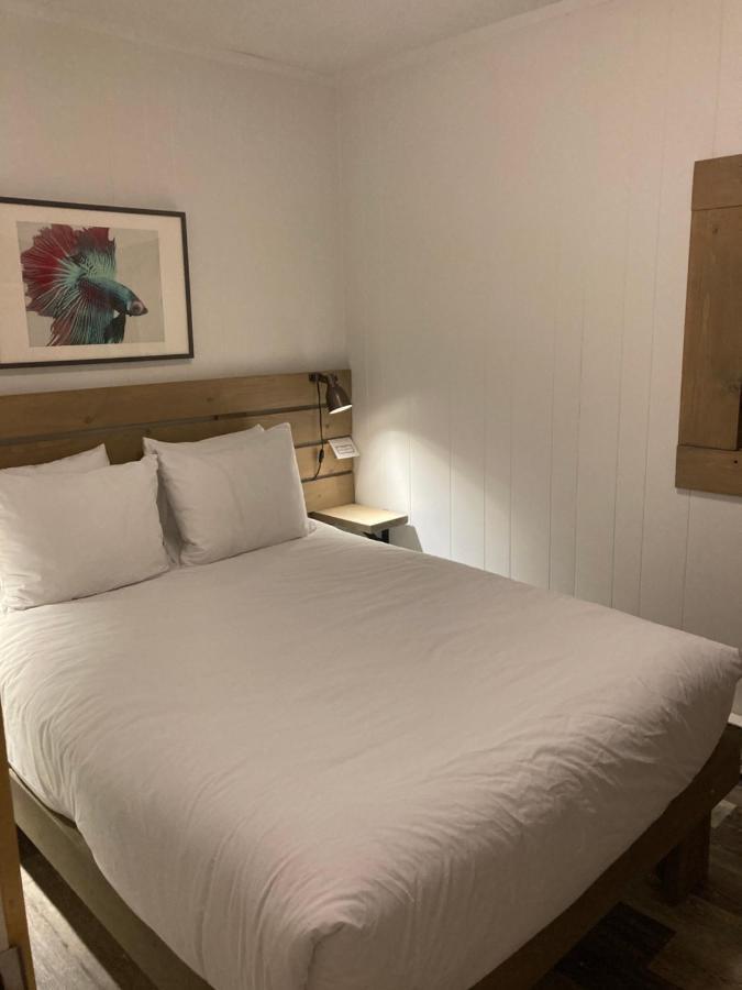 Pinewood Inn Голдън Екстериор снимка