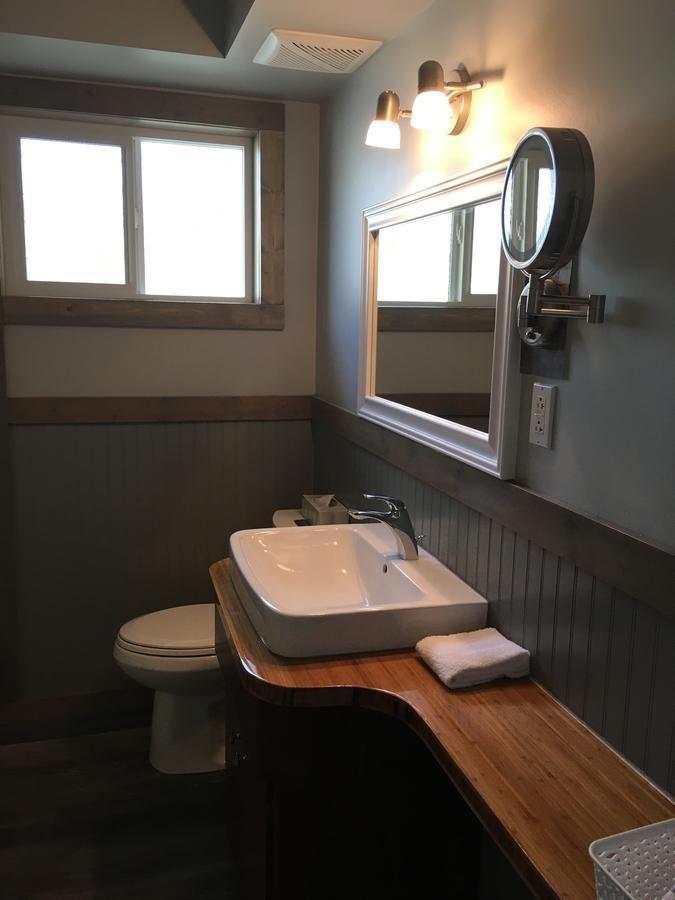 Pinewood Inn Голдън Екстериор снимка